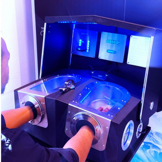 Zwei Hände in Alpacooling Gerär mit blauen Lichtern und digitalen Anzeigen.